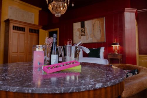 a table with a pink candle on top of it at Hotel Beijers in Utrecht