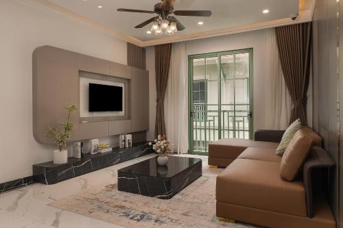 Телевизор и/или развлекательный центр в Elyday Villa - Bai Khem Beach, Phu Quoc