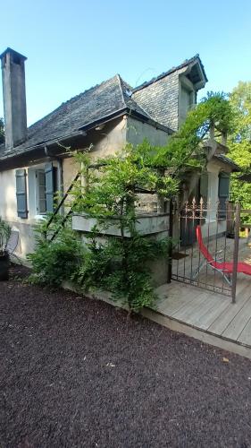 a house with a fence in front of it at Domaine Le Mayne in Chabrignac