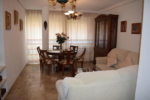 una sala de estar con una mesa y un sofá en Marruecos, 19, en Córdoba
