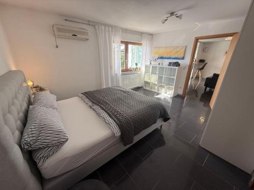 Un dormitorio con una cama con una manta encima. en Haus Valentina 1, en Bad Bergzabern