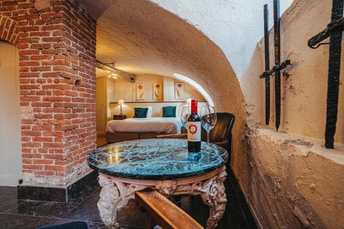 a room with a table with a bottle of wine at Hotel Beijers in Utrecht