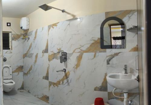 コルカタにあるOmshanti Guest House A Boutique Hotelの洗面台とトイレ付きのバスルーム