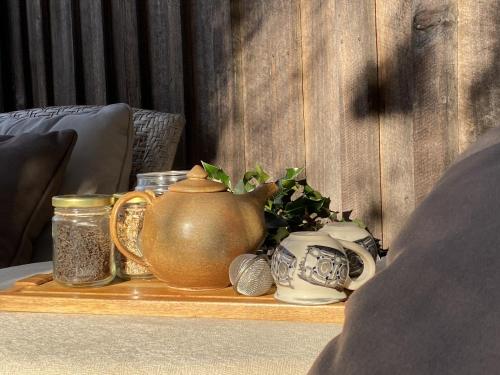 Χώρος καθιστικού στο Holly Tree Hut Eco Farmstay