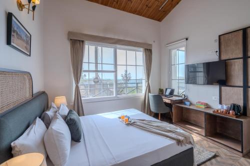 Ένα ή περισσότερα κρεβάτια σε δωμάτιο στο SaffronStays Morni Hills