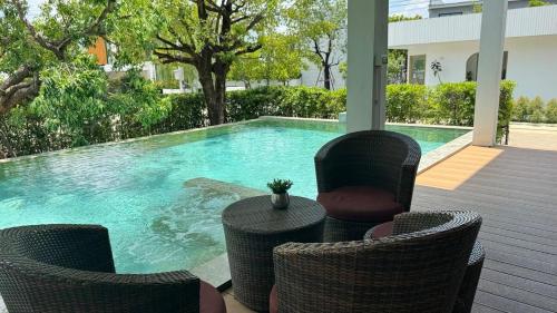 Bazén v ubytování Modern House Uprompt Chiangmai nebo v jeho okolí