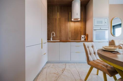 Kuchyň nebo kuchyňský kout v ubytování OLSZYNKI PARK 1- High-End Luxury Apartment with View, City Centre by StayNest