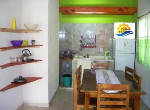Η κουζίνα ή μικρή κουζίνα στο Cabañas rio hondo