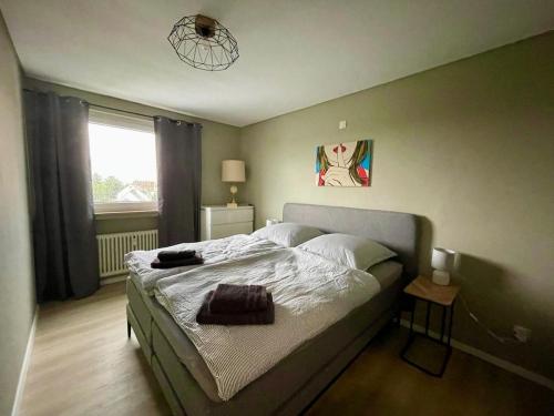un dormitorio con una cama y una ventana en Panorama-Apartment mit Rhein-, Loreley- und Burgenblick direkt am Rheinsteig, en Patersberg