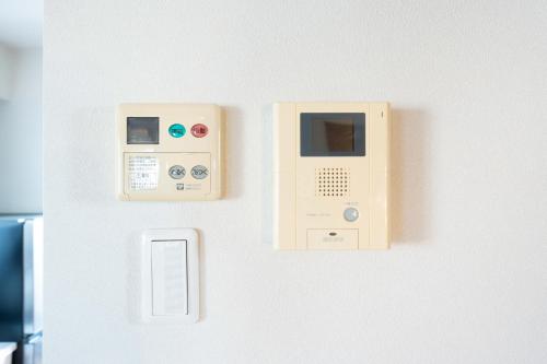 a wall with an electronic device on a wall at JR住吉駅徒歩30秒 眺望抜群の貸切ペントハウスLn30 in Kobe