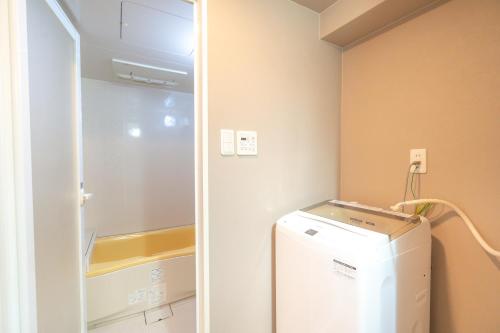 a laundry room with a washer and dryer at JR住吉駅徒歩30秒 眺望抜群の貸切ペントハウスLn30 in Kobe
