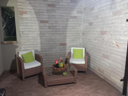 two chairs and a table in a room at Paradiso House in Torre Ovo