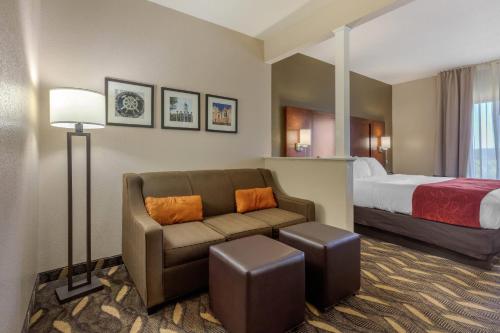 Postel nebo postele na pokoji v ubytování Comfort Suites