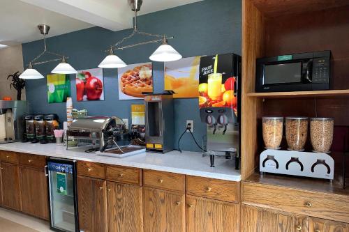 Kuchyň nebo kuchyňský kout v ubytování Quality Inn near Toms River Corporate Park