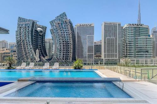 Luxury 1BR with Pool, Gym Canal & Burj Khalifa view