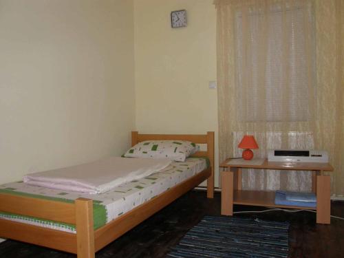 a small bedroom with a bed and a window at Country cottage 