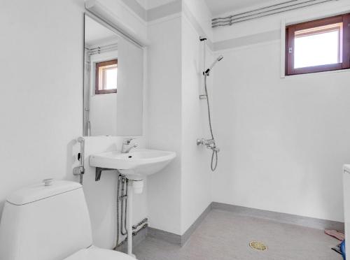 Cozy 2 Bedroom Apartment Near Santa Claus Village with space for 5 في روفانييمي: حمام أبيض مع مرحاض ومغسلة