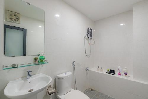 Ein Badezimmer in der Unterkunft Private 5-6BRs house - Walk to BenThanh, BuiVien by Gon De Home