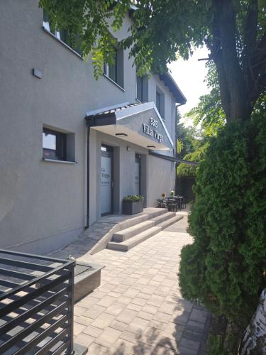 a building with a sign that reads be wolf live at Virgo B&B Biznes Rumia in Rumia