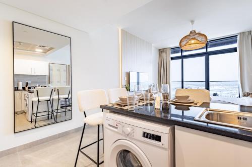 Küche/Küchenzeile in der Unterkunft Luxurious Saadiyat - Large Studio with Balcony - 5 min to Louvre and Mamsha - 3 min walk to NYU University - Designer's Choice