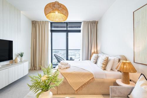 TV/Unterhaltungsangebot in der Unterkunft Luxurious Saadiyat - Large Studio with Balcony - 5 min to Louvre and Mamsha - 3 min walk to NYU University - Designer's Choice