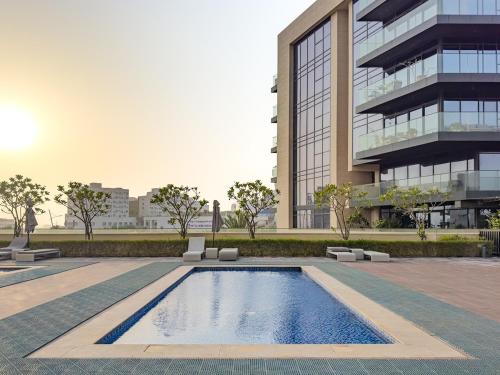 Der Swimmingpool an oder in der Nähe von Luxurious Saadiyat - Large Studio with Balcony - 5 min to Louvre and Mamsha - 3 min walk to NYU University - Designer's Choice
