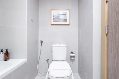 Ein Badezimmer in der Unterkunft Luxurious Saadiyat - Large Studio with Balcony - 5 min to Louvre and Mamsha - 3 min walk to NYU University - Designer's Choice