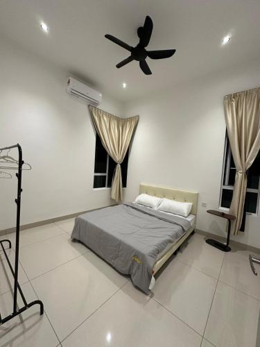 Una cama o camas en una habitación de NEW! Modern comforts in a Semi-D Muar