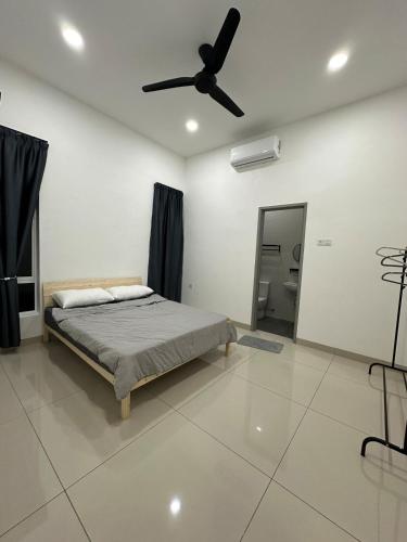 Una cama o camas en una habitación de NEW! Modern comforts in a Semi-D Muar