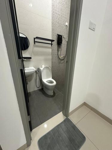 Un baño de NEW! Modern comforts in a Semi-D Muar