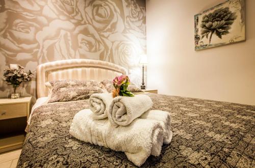 una camera da letto con un letto e asciugamani di Hotel Atlantis a Nea Kalikratia