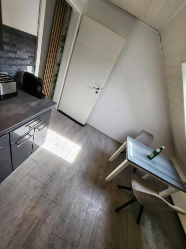 Una cocina con un refrigerador blanco y una mesa. en Ferienwohnung Friedland, en Lahnstein