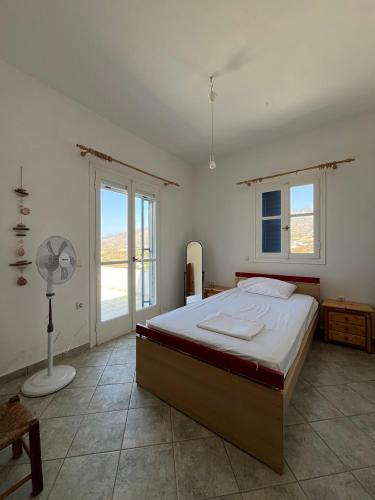 Ένα ή περισσότερα κρεβάτια σε δωμάτιο στο Akrotiri view house