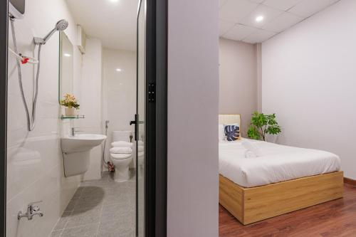 Ein Badezimmer in der Unterkunft Private 5-6BRs house - Walk to BenThanh, BuiVien by Gon De Home