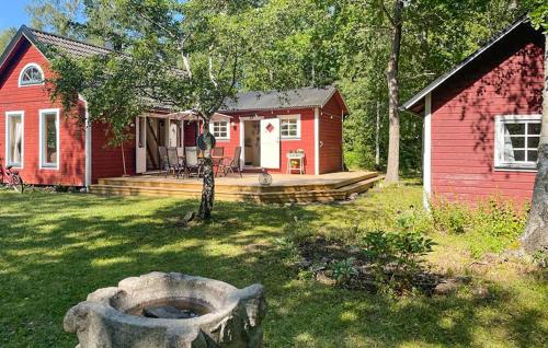 a red house and a house with a yard at 3 Bedroom Awesome Home In Gotlands Tofta in Tofta