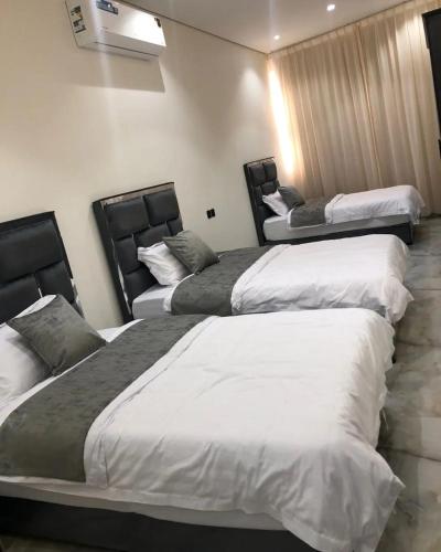 a group of three beds in a room at شقق قمم اريانا للشقق المخدومة الدوادمي in Ad Dawādimī