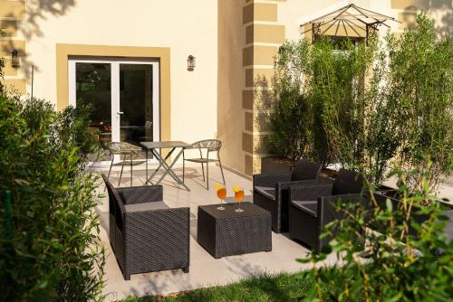 Κήπος έξω από το Hausman Suites - Appart Hotel