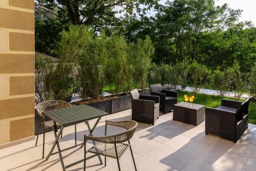 Κήπος έξω από το Hausman Suites - Appart Hotel