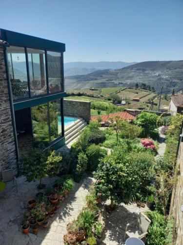 a house with a garden and a swimming pool at Mesao Provesende in Provesende
