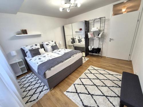 un dormitorio con una cama y un espejo en Außergewöhnlich, en Graz