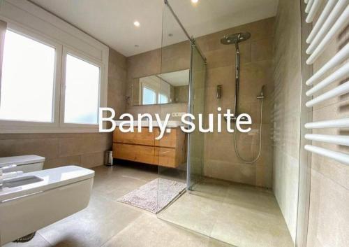 une salle de bain avec douche et lavabo dans l'établissement Villa entre viñas y mar, à Botarell