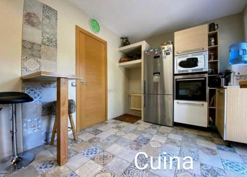 une cuisine avec un réfrigérateur et une table à l'intérieur dans l'établissement Villa entre viñas y mar, à Botarell