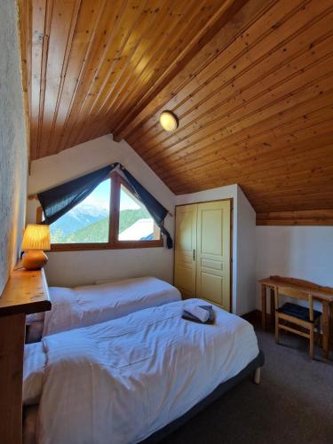 a bedroom with two beds and a window at Chalet Beyond - Gelinotte in Oz