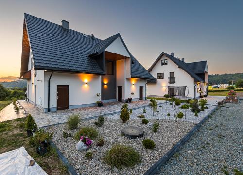 a house with a garden in front of it at Solina Bóbrka Apartamenty PanDamazy 530-487-636z widokiem na kamieniołom i Zalew Myczkowiecki in Solina