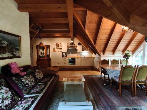 a living room with a couch and a table at Ferienwohnung yuan in Bruchweiler-Bärenbach