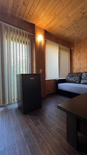 una stanza con un letto e un tavolo in una stanza di House on Fontan a Odessa