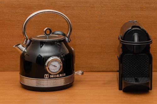 Tetera y cafetera en Archo Nafplio Suites & Rooms