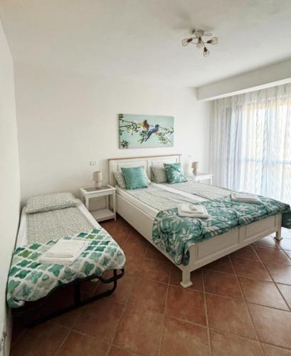 a bedroom with two beds and a window at Bellalisa Tuscany Appartement in Sarteano
