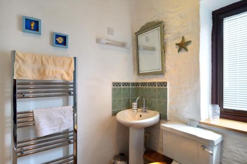 un bagno con lavandino e specchio di Riscombe Farm Cottages a Exford