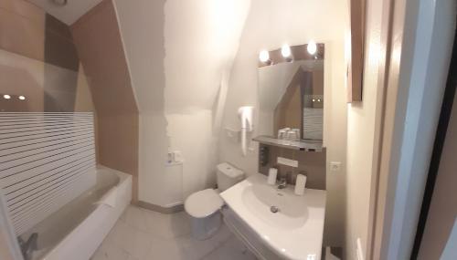 a bathroom with a sink and a toilet and a tub at Logis Hôtel Restaurant La Vieille Auberge, Art and Gallery in Souillac
